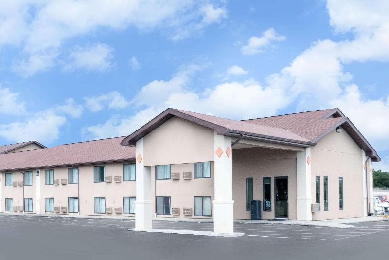 Super 8 By Wyndham Huron 2