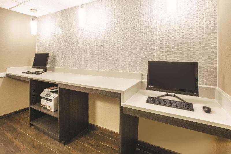 La Quinta Inn & Suites by Wyndham Mechanicsburg - Harrisburg 2