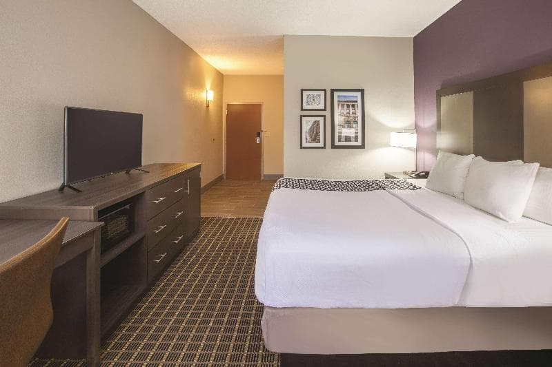 La Quinta Inn & Suites by Wyndham Mechanicsburg - Harrisburg photo 1
