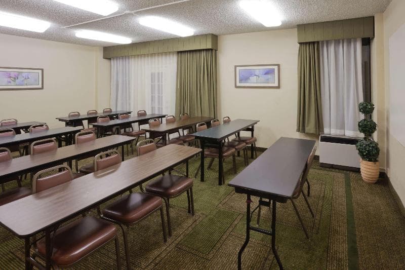 La Quinta Inn & Suites by Wyndham Houston Stafford Sugarland 1