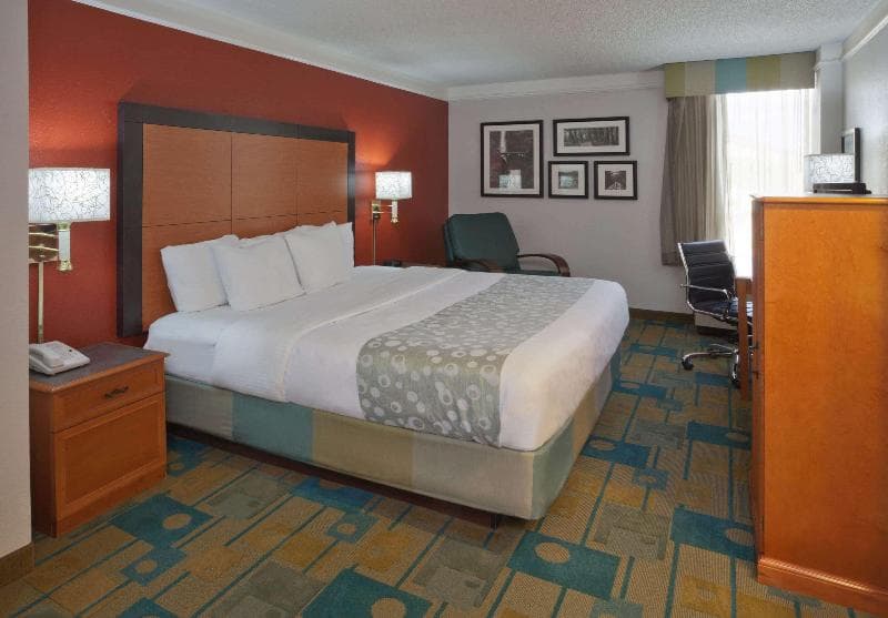 La Quinta Inn & Suites by Wyndham Houston Stafford Sugarland 5