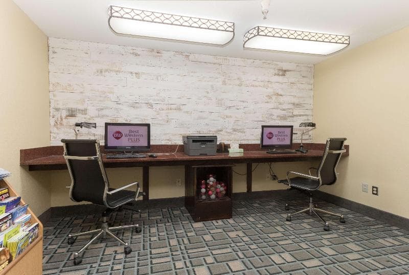 Best Western Plus Holland Inn & Suites photo 1