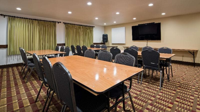 Best Western Plus Holland Inn & Suites 3