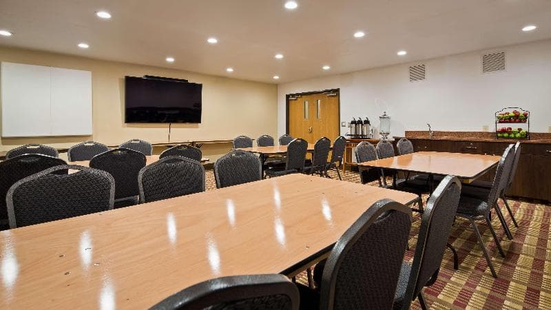 Best Western Plus Holland Inn & Suites 5