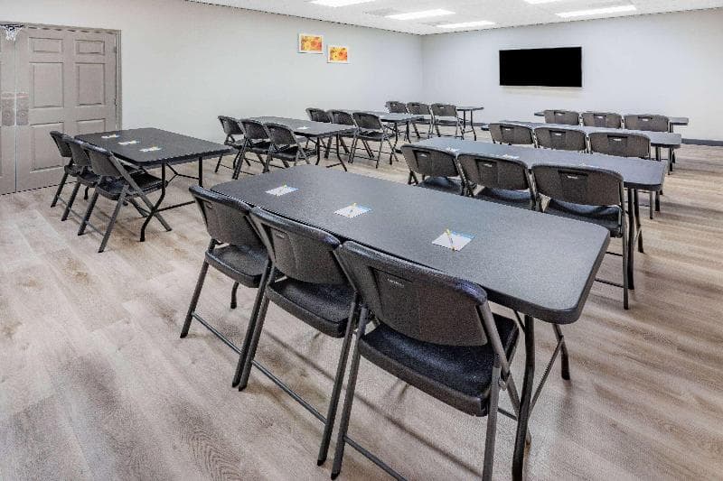 Days Inn & Suites by Wyndham Huntsville 2