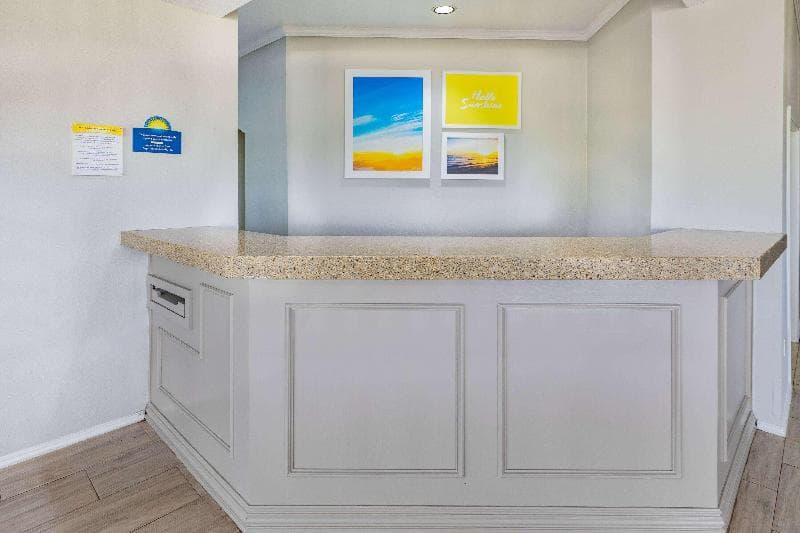 Days Inn & Suites by Wyndham Huntsville 5