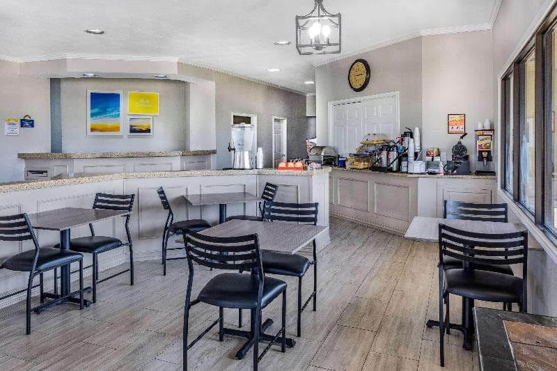 Days Inn & Suites by Wyndham Huntsville 3