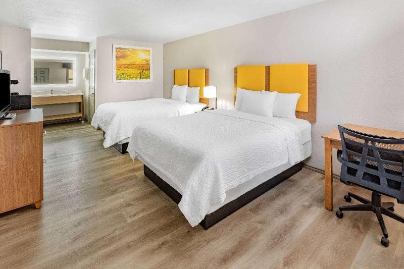 Days Inn & Suites by Wyndham Huntsville photo 1