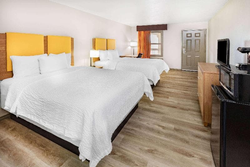 Days Inn & Suites by Wyndham Huntsville 4