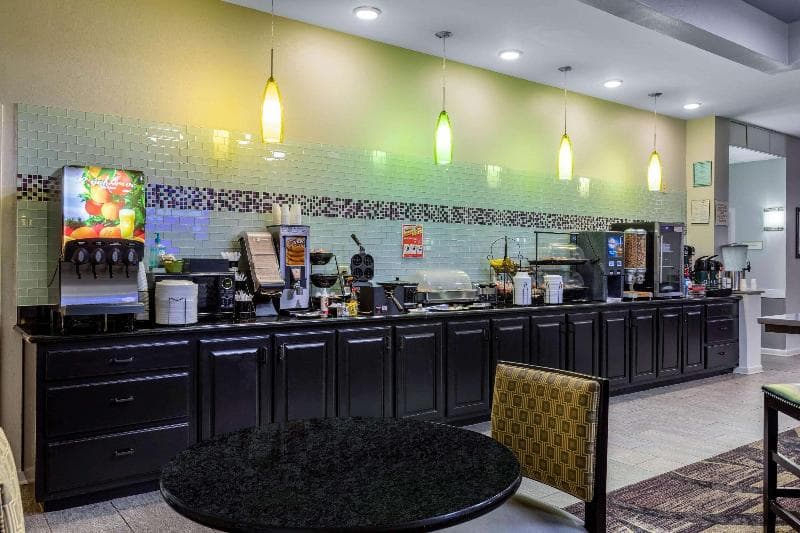 La Quinta Inn & Suites by Wyndham Huntsville Airport Madison 3