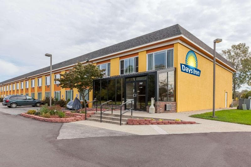 Days Inn by Wyndham Holland 5