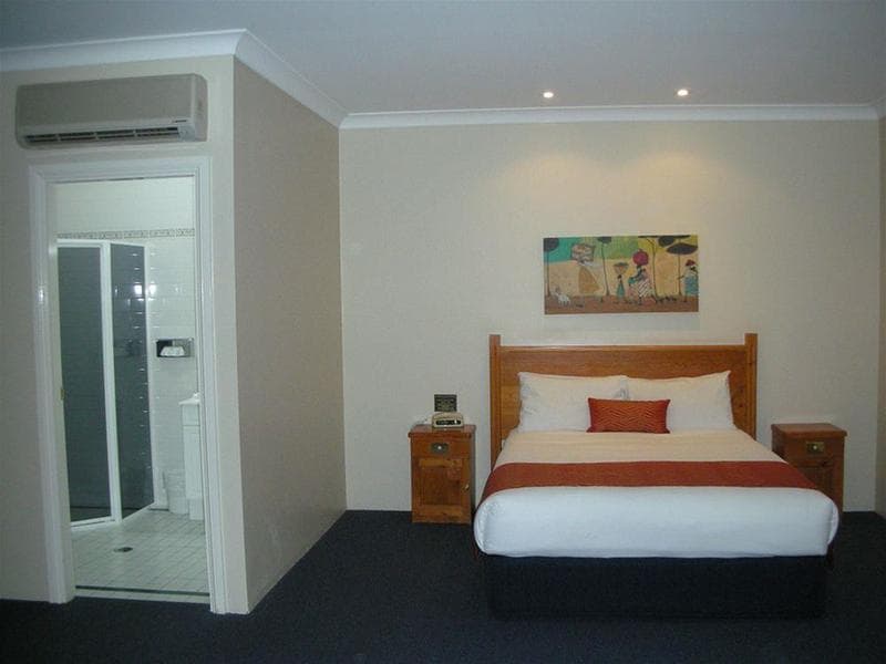 Breakout Motor Inn 4