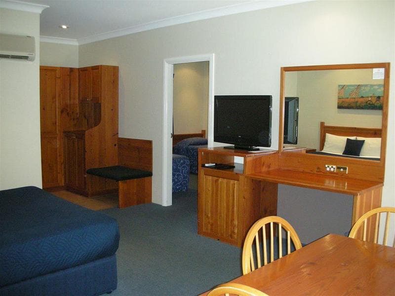 Breakout Motor Inn 5