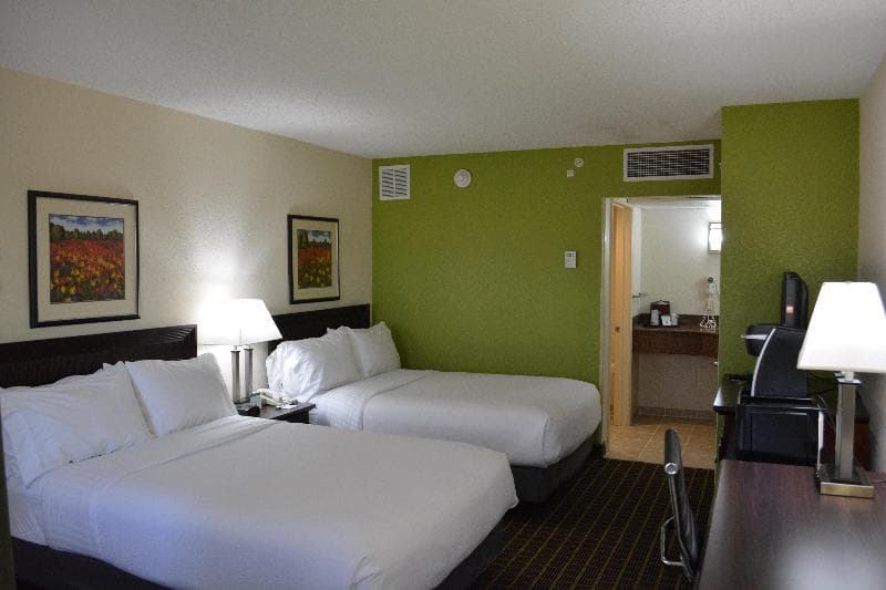 Holiday Inn Hazlet 4