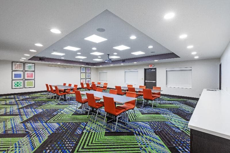 Holiday Inn Express & Suites Sealy 2