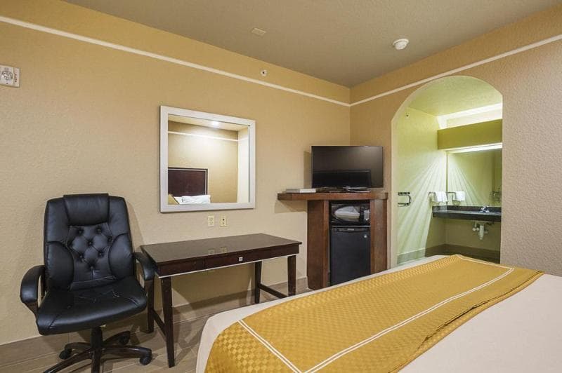 Scottish Inn & Suites Baytown 3