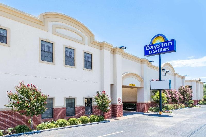 Days Inn & Suites By Wyndham Big Spring 5