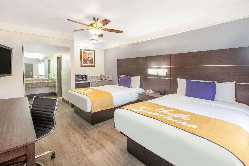 Days Inn & Suites By Wyndham Nasa Space Center Houston photo 1