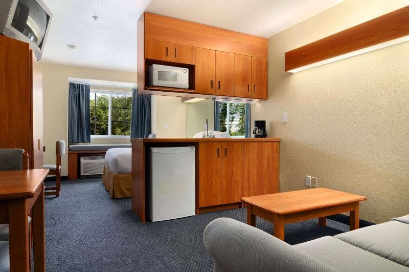 Microtel Inn & Suites by Wyndham Huntsville 3