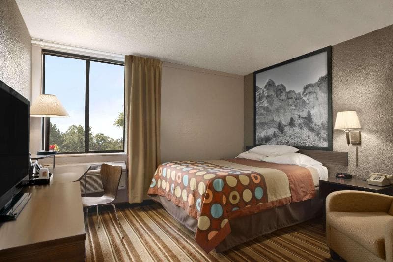 Super 8 By Wyndham Redfield 2