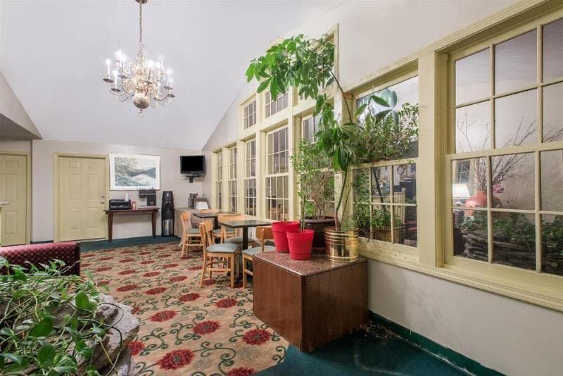 Knights Inn - Hadley 5
