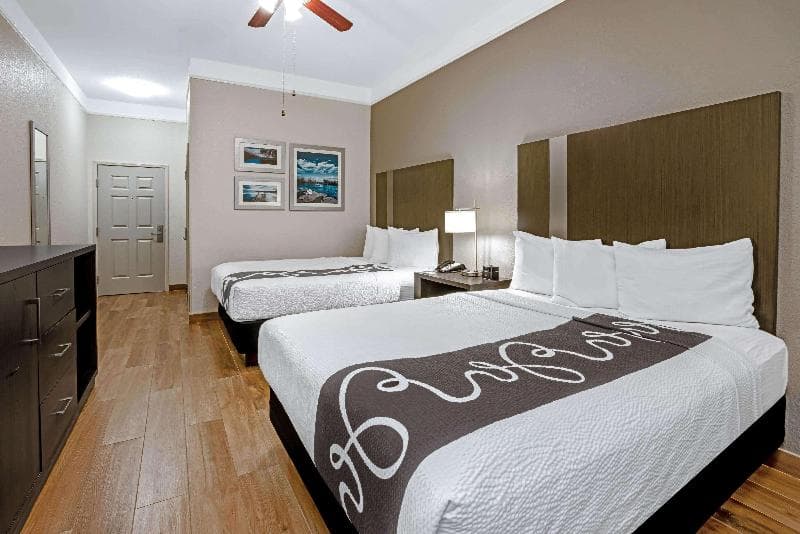 La Quinta Inn & Suites by Wyndham Conroe 5