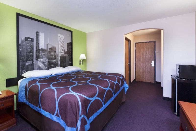 Super 8 by Wyndham Huntsville photo 1