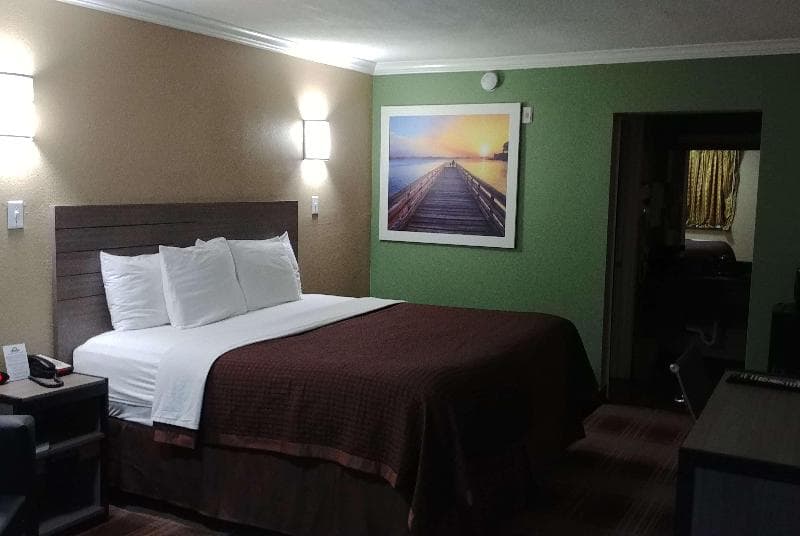 Days Inn By Wyndham Houston East photo 1