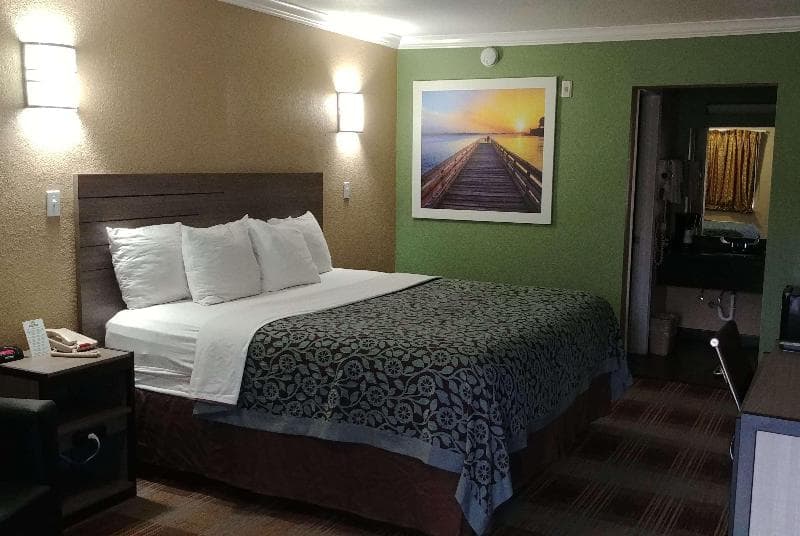 Days Inn By Wyndham Houston East 3