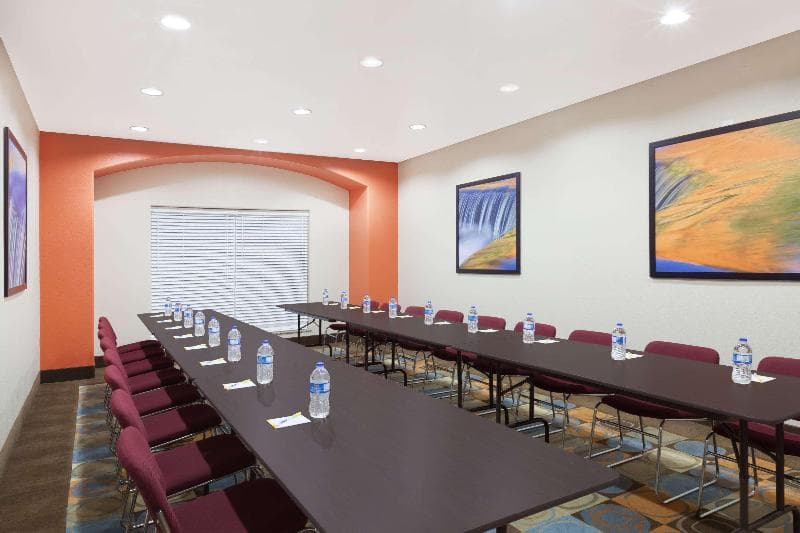 Days Inn & Suites By Wyndham Marquez 2