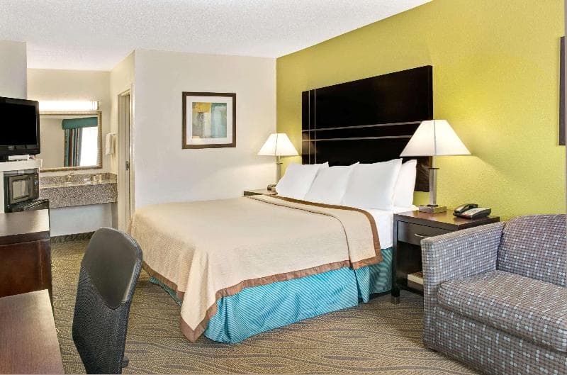Howard Johnson By Wyndham Houston Heights/Downtown 2