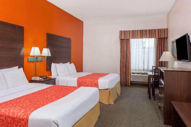 Days Inn & Suites By Wyndham Pasadena 2