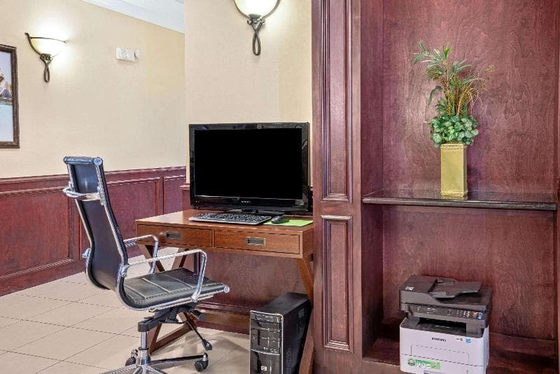 La Quinta Inn & Suites by Wyndham Houston - Magnolia photo 1