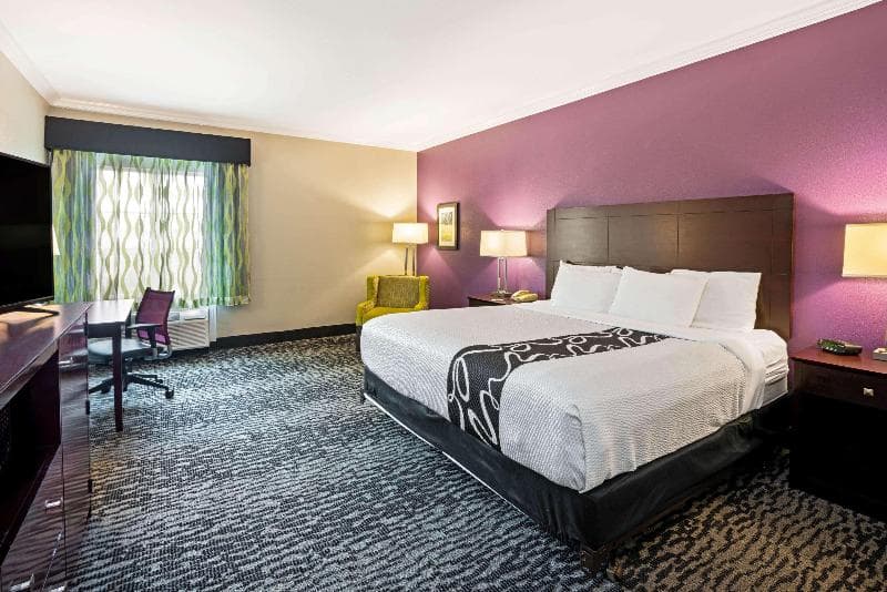 La Quinta Inn & Suites by Wyndham Houston - Magnolia 5