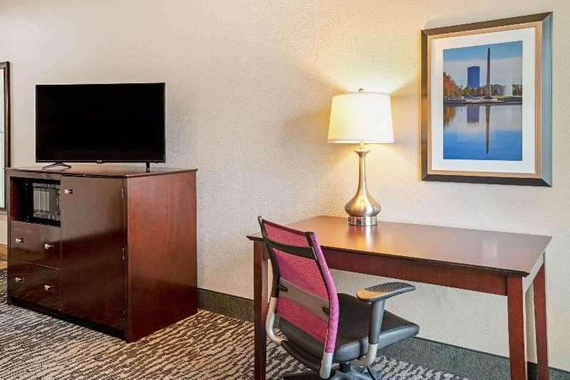 La Quinta Inn & Suites by Wyndham Houston - Magnolia 4