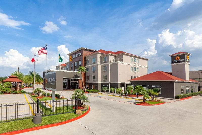 La Quinta Inn & Suites by Wyndham Houston Channelview 2