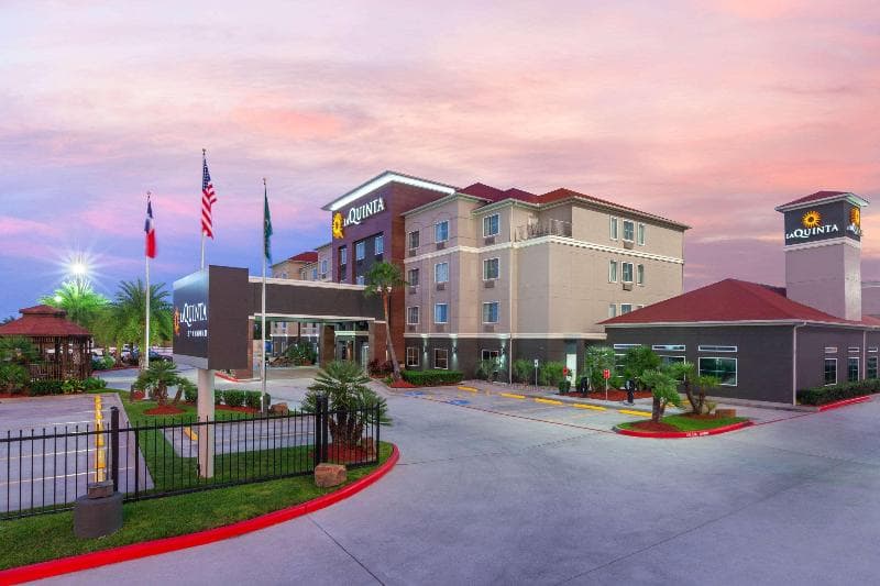 La Quinta Inn & Suites by Wyndham Houston Channelview 4