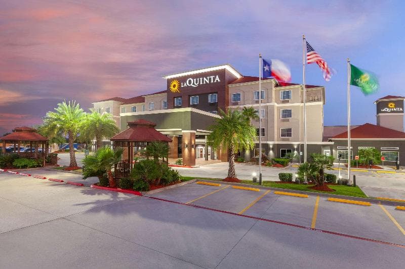 La Quinta Inn & Suites by Wyndham Houston Channelview 5