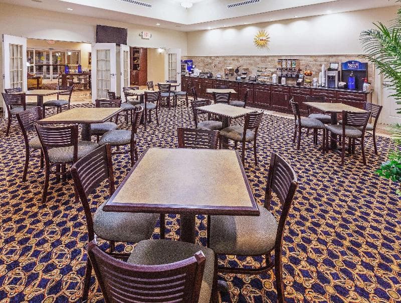 La Quinta Inn & Suites by Wyndham Alvin 3