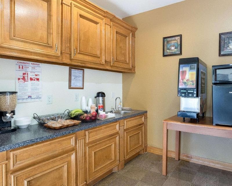 Rodeway Inn & Suites photo 1