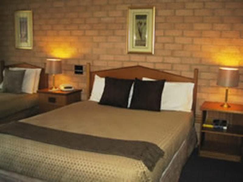 Aalana Motor Inn 5