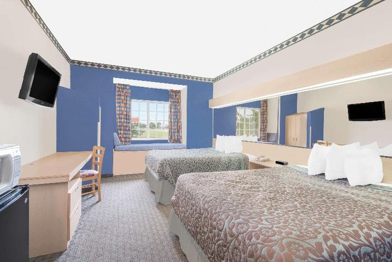 Days Inn & Suites by Wyndham Hutchinson 4