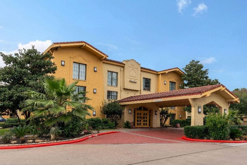 Super 8 by Wyndham The Woodlands North photo 1