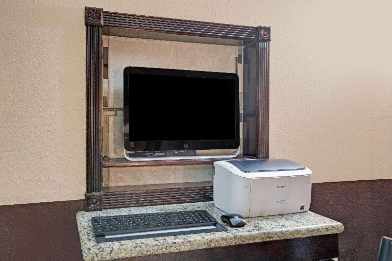 Microtel Inn & Suites by Wyndham Houston 2