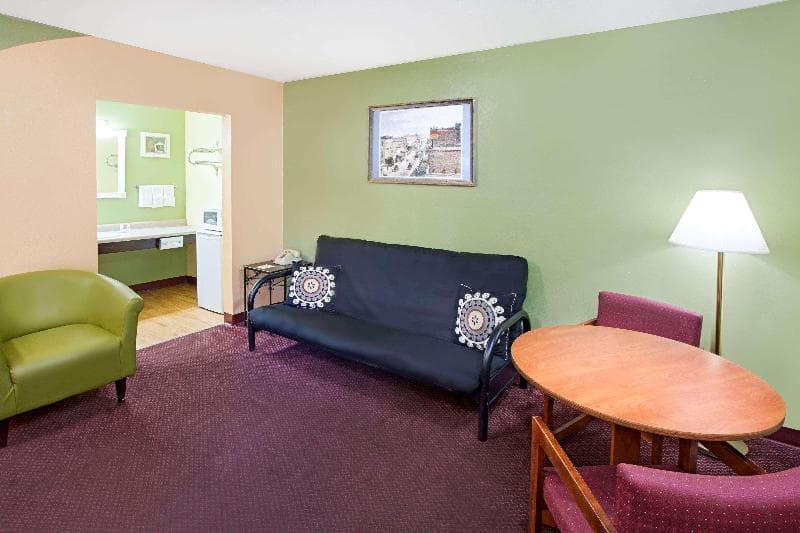 Days Inn & Suites by Wyndham Terre Haute 4
