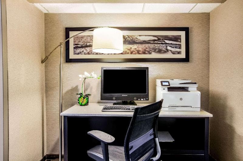 La Quinta Inn & Suites by Wyndham Houston Baytown East photo 1