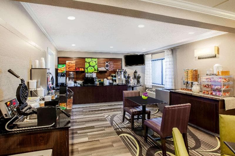La Quinta Inn & Suites by Wyndham Houston Baytown East 3