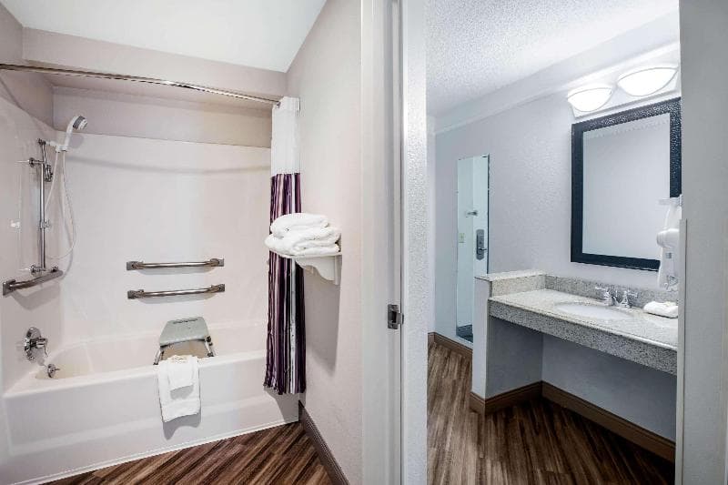 La Quinta Inn & Suites by Wyndham Houston Baytown East 5