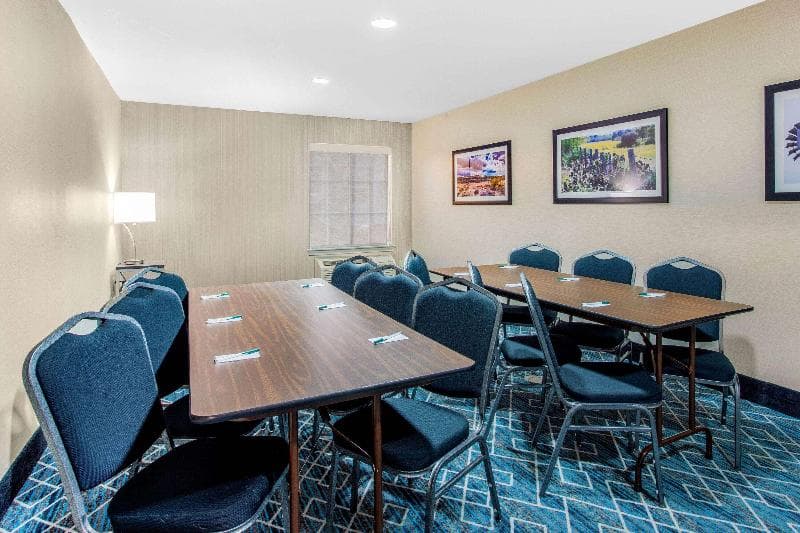La Quinta Inn & Suites by Wyndham Hillsboro photo 1