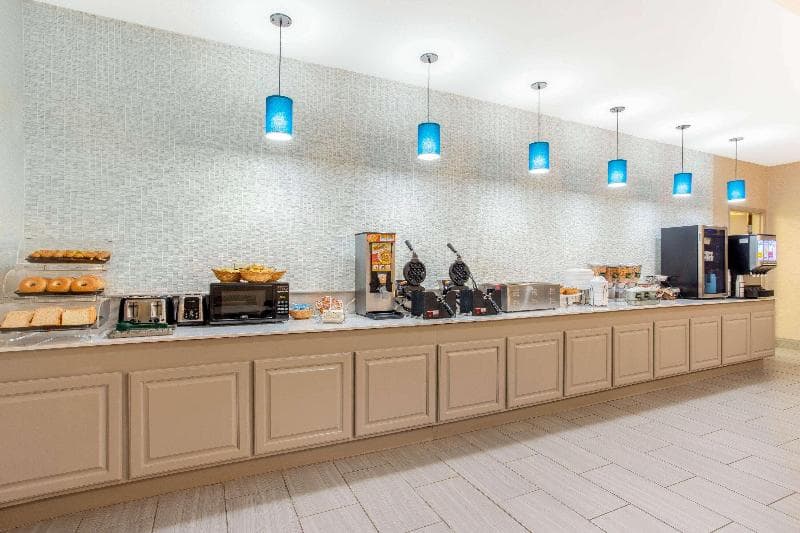 La Quinta Inn & Suites by Wyndham Hillsboro 3